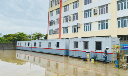 Đánh Giá Hiệu Quả Lán Trại Công Trình Mùa Mưa: Xây Truyền Thống Hay Dùng Container Văn Phòng?